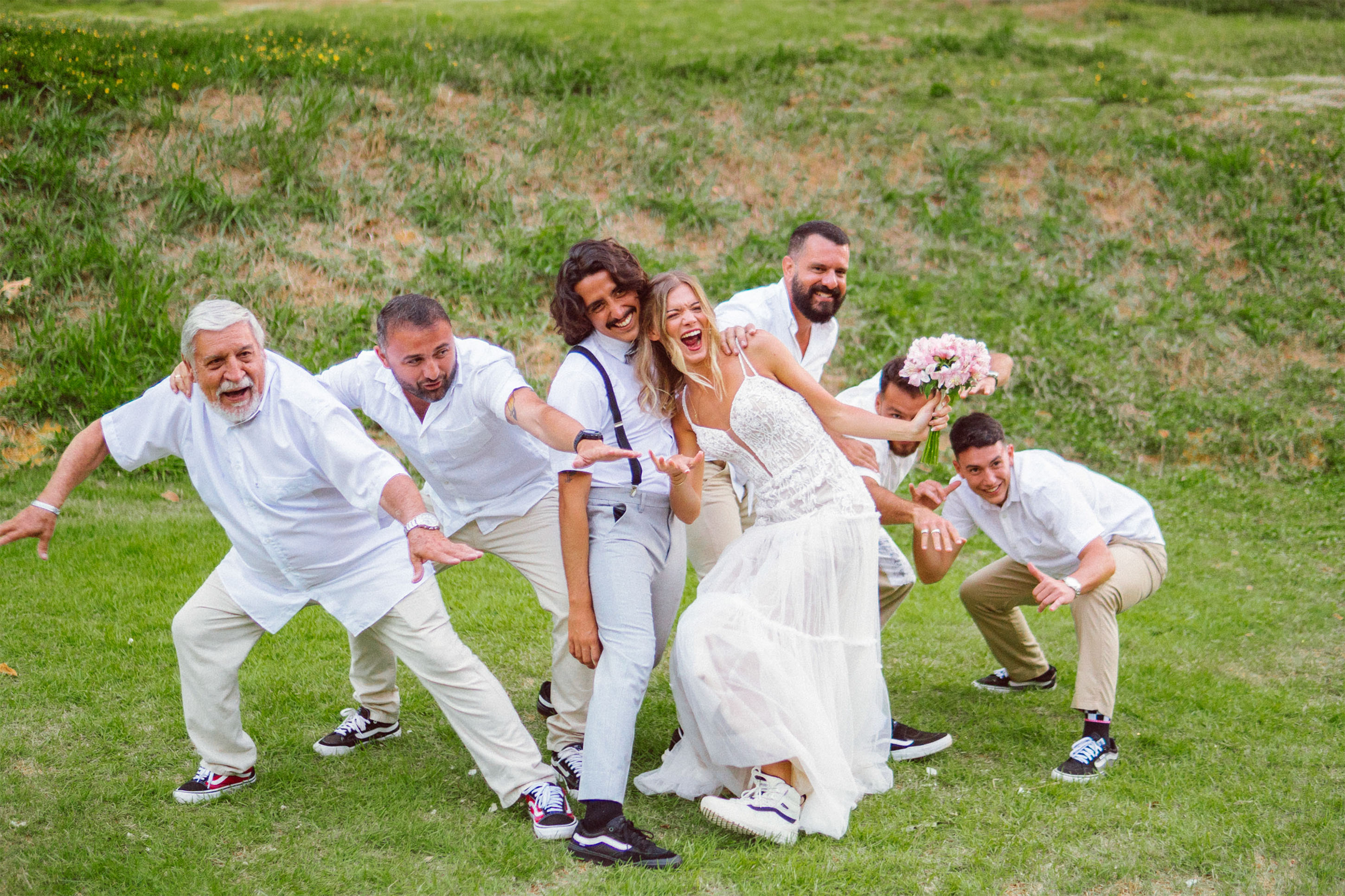 Família celebrando casamento de Jade e Bodevan ao ar livre